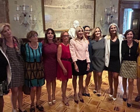 Le senatrici dell'opposizione protestano contro Tajani indossando minigonne