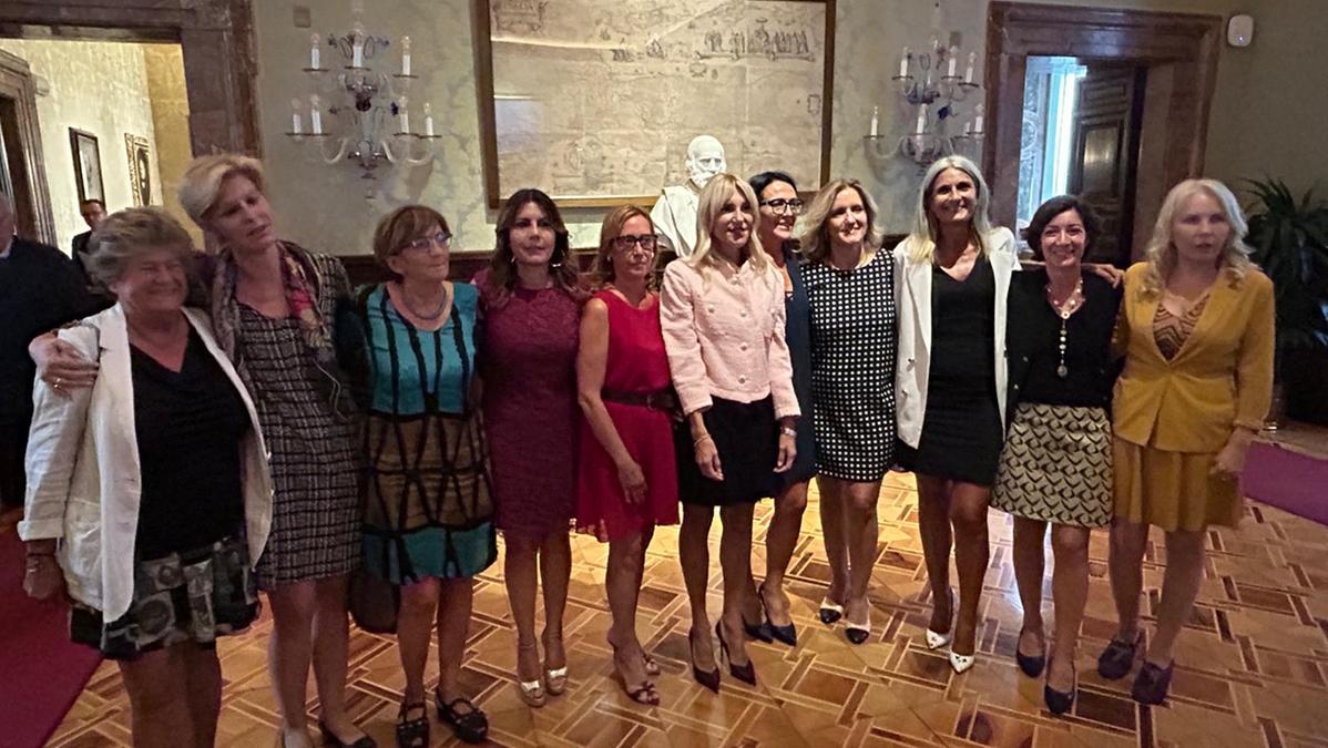 Le senatrici dell'opposizione protestano contro Tajani indossando minigonne