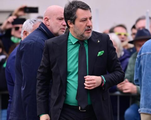 Lega, gruppo di ex parlamentari sfida Salvini: nasce comitato per congresso e contesa sul simbolo