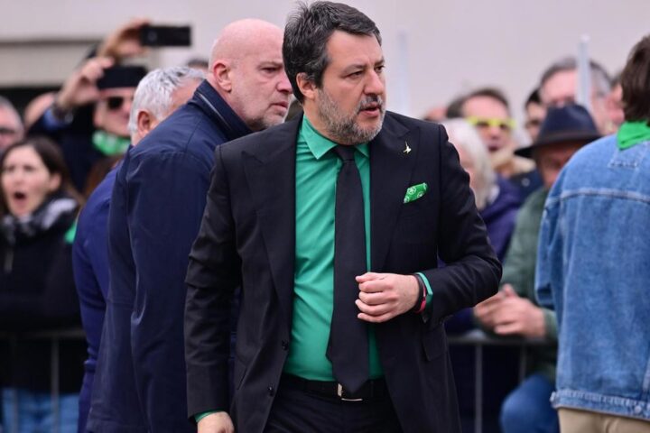 Lega, gruppo di ex parlamentari sfida Salvini: nasce comitato per congresso e contesa sul simbolo