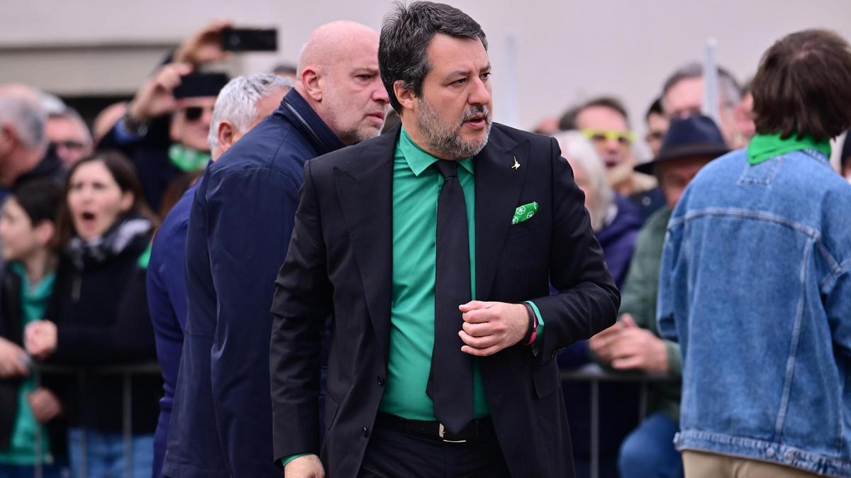 Lega, gruppo di ex parlamentari sfida Salvini: nasce comitato per congresso e contesa sul simbolo