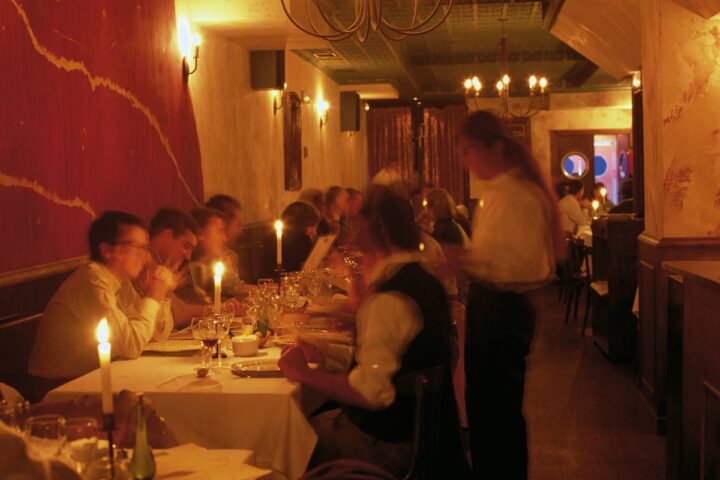 L'ora di cena in Spagna si anticipa: dati mostrano un cambiamento nelle abitudini alimentari