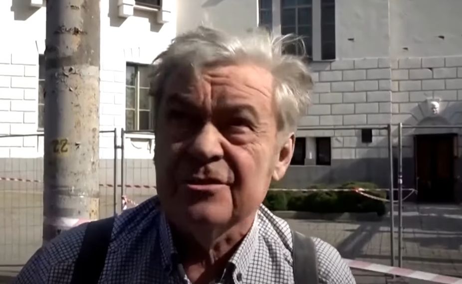 L'uomo sul cornicione dell'Accademia di Kiev: «Lavorare sotto le bombe è la nostra normalità»