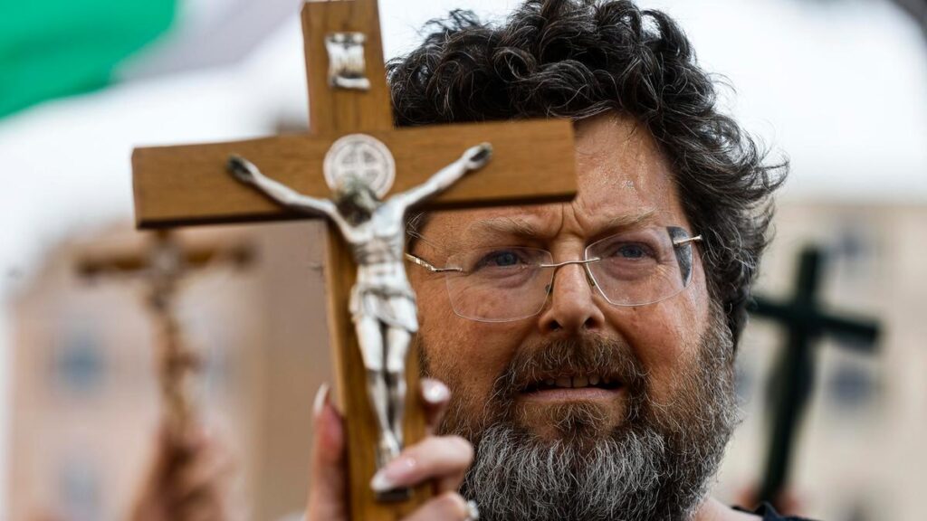 Mario Adinolfi arrestato dopo violazione del divieto di usare i social media