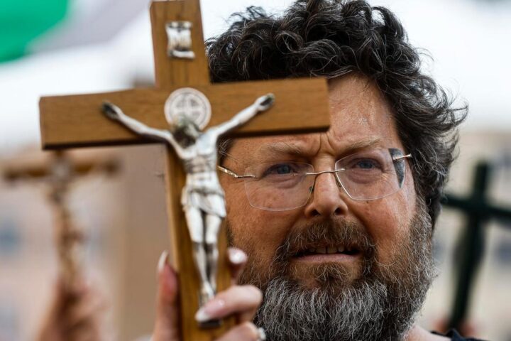 Mario Adinolfi arrestato dopo violazione del divieto di usare i social media