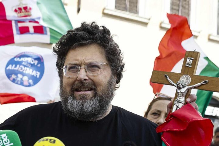 Mario Adinolfi in carcere per violazione del divieto di usare i social media