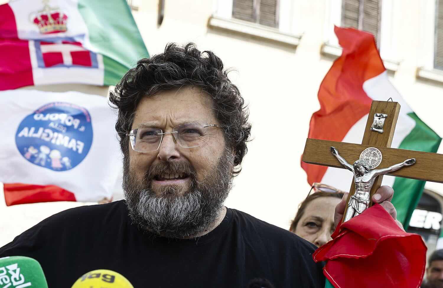 Mario Adinolfi in carcere per violazione del divieto di usare i social media