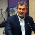 Mario Calabresi si dimette da Chora per candidarsi a sindaco di Milano, ma affronta il test delle primarie