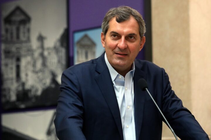 Mario Calabresi si dimette da Chora per candidarsi a sindaco di Milano, ma affronta il test delle primarie