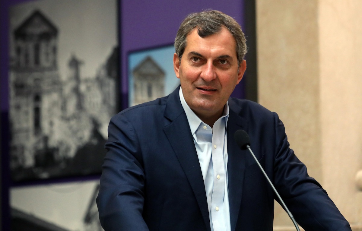Mario Calabresi si dimette da Chora per candidarsi a sindaco di Milano, ma affronta il test delle primarie