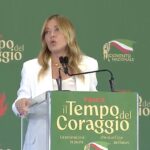 Meloni a Fenix: «Limite agli studenti stranieri in aula e burqa vietato». Scontro con Schlein e Conte su fondi universitari