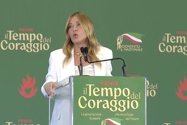 Meloni a Fenix: «Limite agli studenti stranieri in aula e burqa vietato». Scontro con Schlein e Conte su fondi universitari
