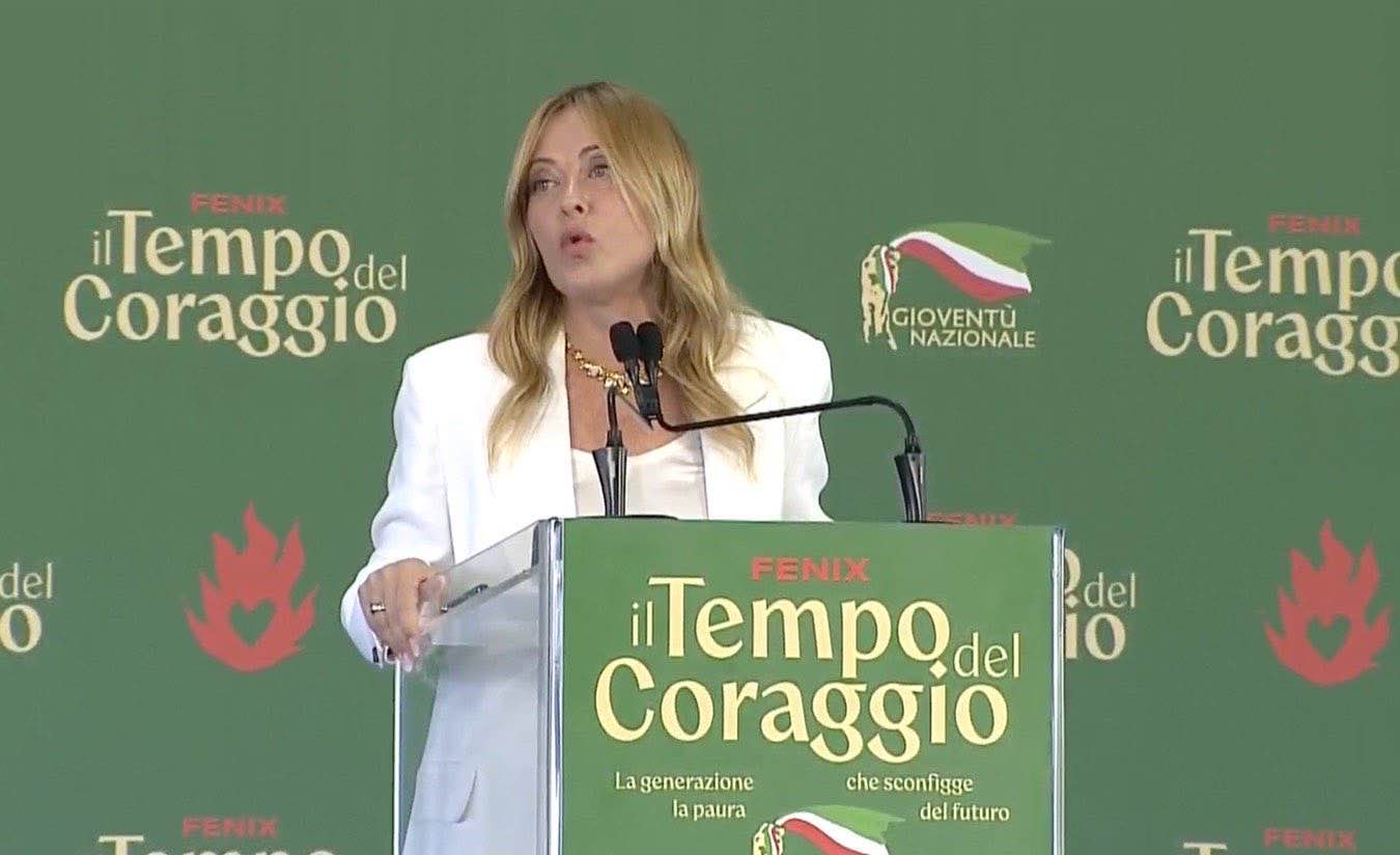Meloni a Fenix: «Limite agli studenti stranieri in aula e burqa vietato». Scontro con Schlein e Conte su fondi universitari