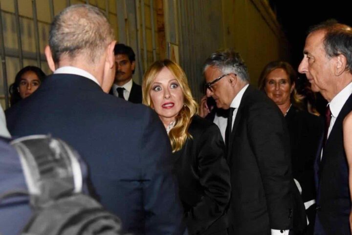 Meloni alla Fashion Week di Milano, Renzi critica la scelta di disertare l'Onu
