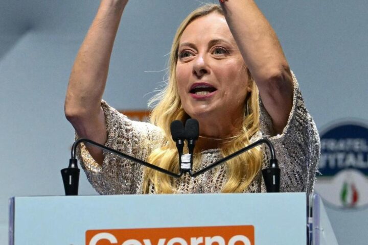 Meloni celebra i successi del governo a Bari con un discorso energico