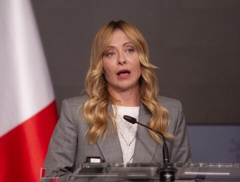 Meloni chiede supporto a von der Leyen sull'inflazione e tratta con la Libia il price cap