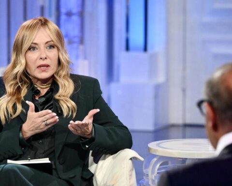 Meloni critica Mattarella: "Quando era ministro, promuoveva la distribuzione degli studenti stranieri"