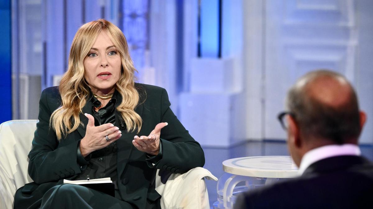 Meloni critica Mattarella: "Quando era ministro, promuoveva la distribuzione degli studenti stranieri"