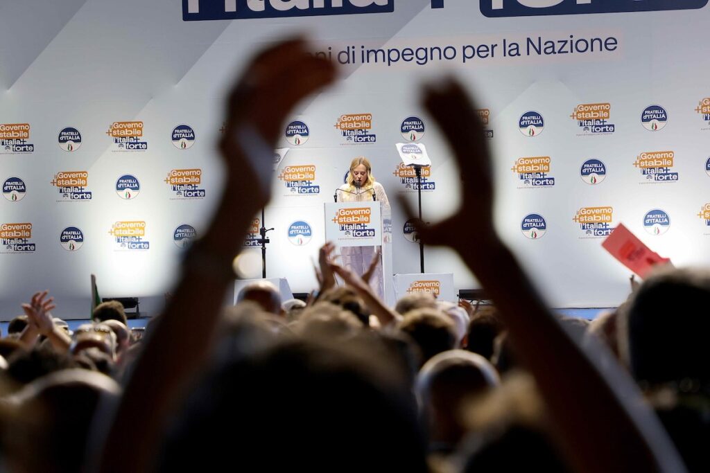 Meloni interrompe discorso a Bari per rispondere alla figlia Ginevra: «Mi ha chiamato tre volte»