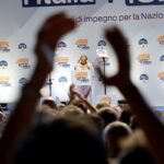 Meloni interrompe discorso a Bari per rispondere alla figlia Ginevra: «Mi ha chiamato tre volte»