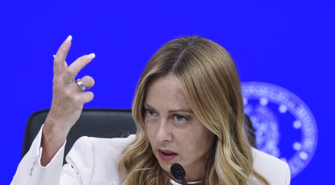 Meloni minaccia dimissioni se la legge elettorale non passa mentre critiche contro establishment montano
