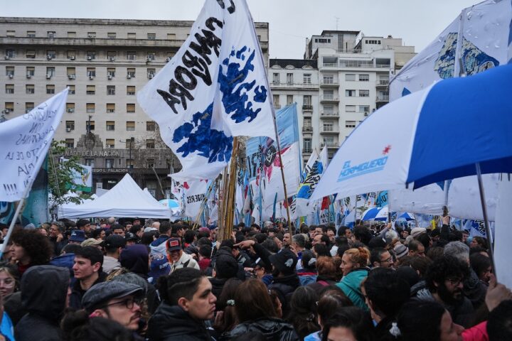 Milei riafferma le rivendicazioni argentine sulle Falkland/Malvinas in un discorso nazionale