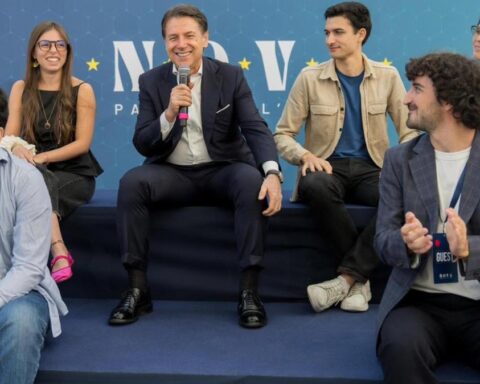 Movimento 5 Stelle: Conte annuncia no a riarmo e aiuti a Kiev, sostiene la necessità di un cambiamento dell'approccio europeo alla guerra in Ucraina