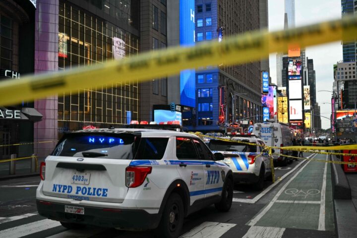 New York, a Times Square donna accoltella due persone e viene uccisa dalla polizia