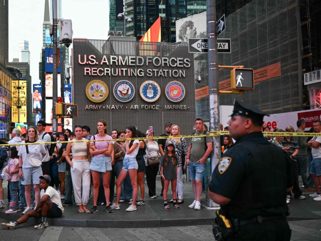 New York, Donna di 32 anni uccisa a Times Square da Pamela Cisneros, 49 anni, poi abbattuta dalla polizia