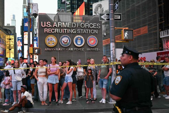 New York, Donna di 32 anni uccisa a Times Square da Pamela Cisneros, 49 anni, poi abbattuta dalla polizia
