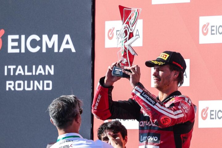 Nicolò Bulega vince il mondiale Superbike a Cremona e si prepara per la MotoGP con Valentino Rossi