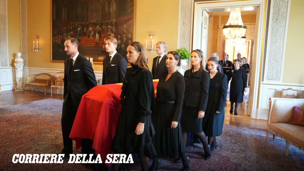 Norvegia, funerale di re Harald V: la famiglia reale accompagna la bara, giuramento di Haakon VIII domani