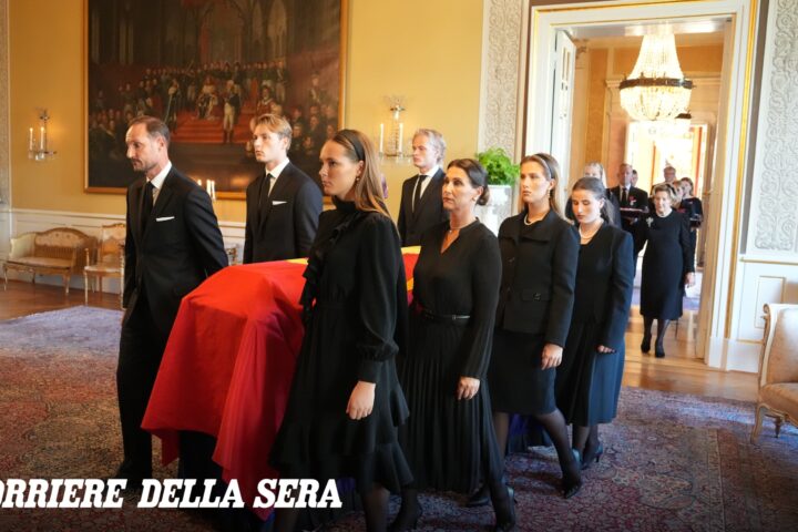 Norvegia, funerale di re Harald V: la famiglia reale accompagna la bara, giuramento di Haakon VIII domani