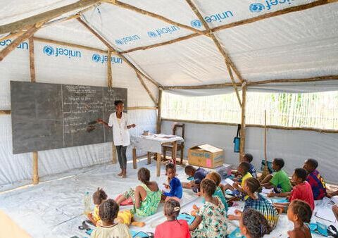 Oltre 171 milioni di studenti nel mondo colpiti da interruzioni scolastiche legate al clima nel 2025