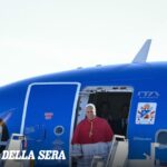 Papa Leone XIV atterra a Parigi: accolto da Macron e Brigitte all'aeroporto