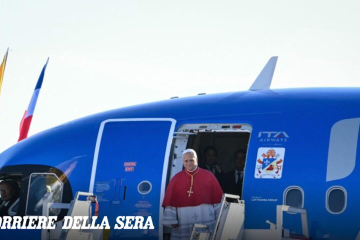Papa Leone XIV atterra a Parigi: accolto da Macron e Brigitte all'aeroporto