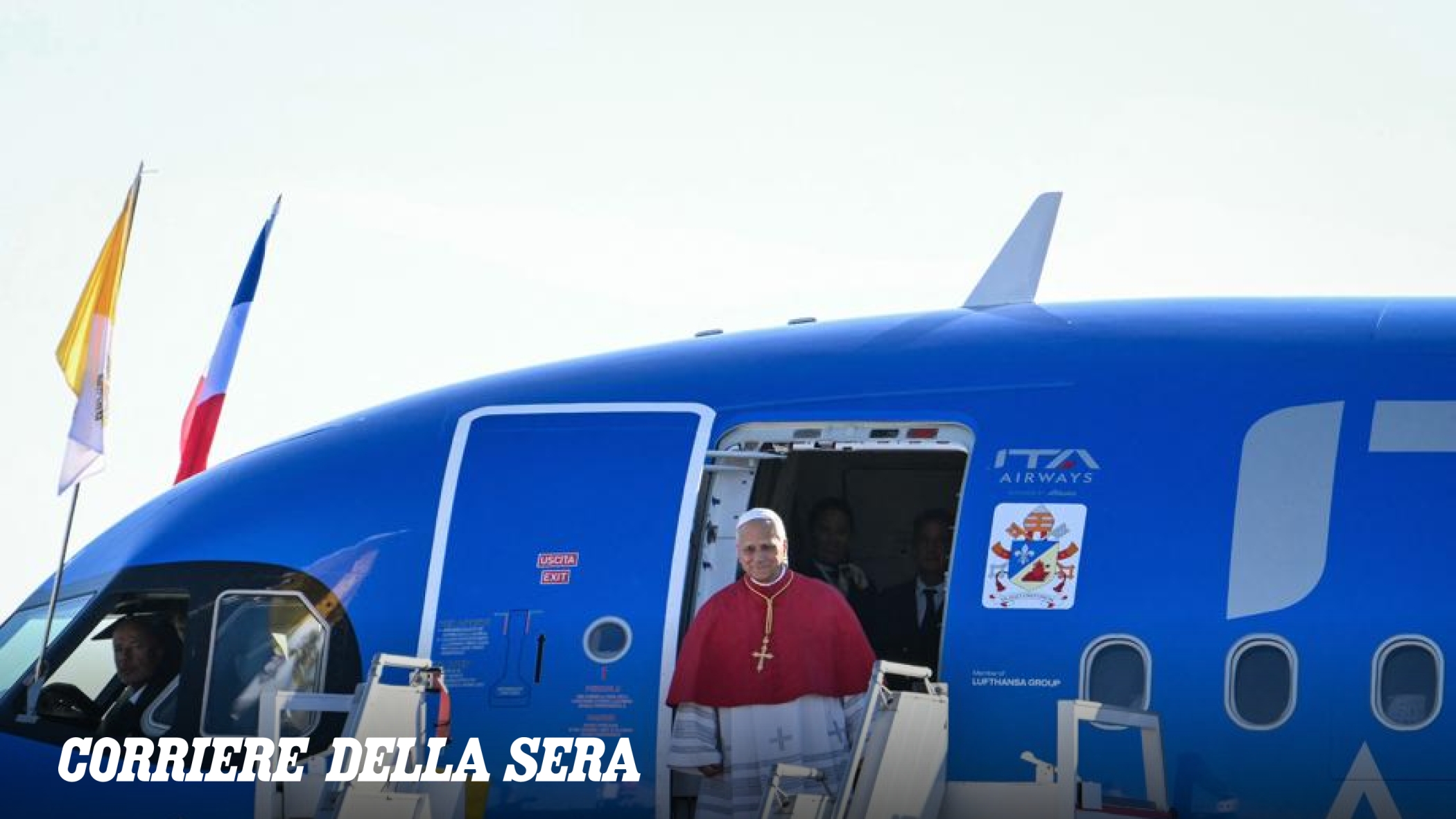 Papa Leone XIV atterra a Parigi: accolto da Macron e Brigitte all'aeroporto