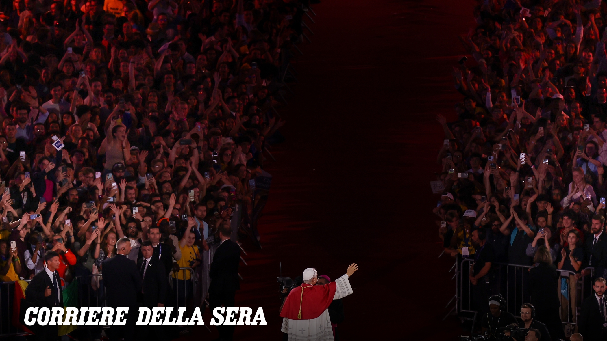 Papa Leone XIV celebra la messa a Parigi, assente Macron ma presente Brigitte