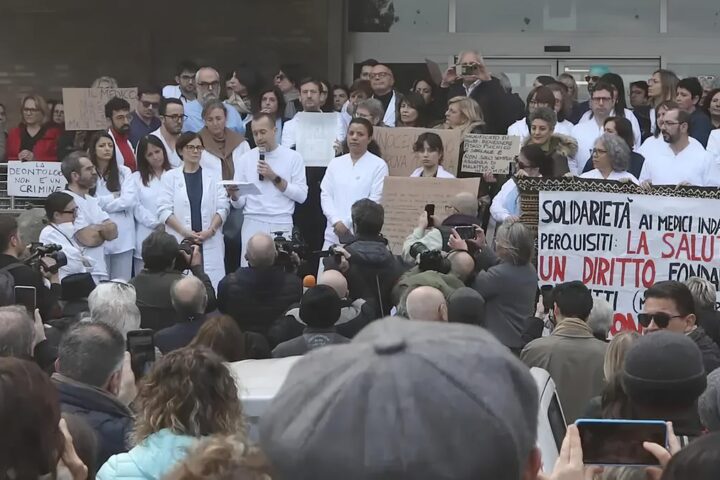 Perquisizioni in tutta Italia sui certificati falsi per evitare l'invio di stranieri irregolari nei Cpr