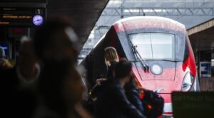 Prenotazioni a pagamento su treni Alta Velocità, abbonamenti Trenitalia ridotti da novembre