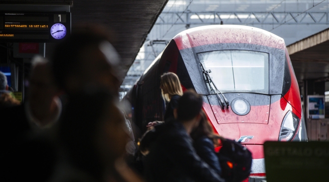 Prenotazioni a pagamento su treni Alta Velocità, abbonamenti Trenitalia ridotti da novembre