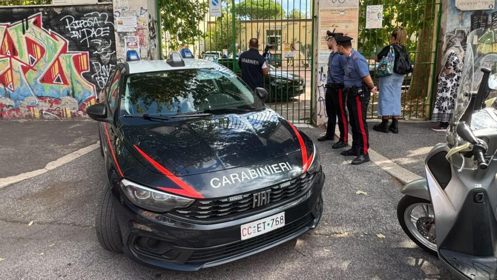 Professore aggredita da studente di 13 anni a Roma: "Mi ha colpita più volte"