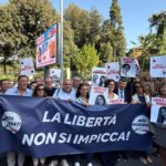 Protesta a Roma davanti all'ambasciata iraniana per i diritti di Taraneh e Romina Rahimi