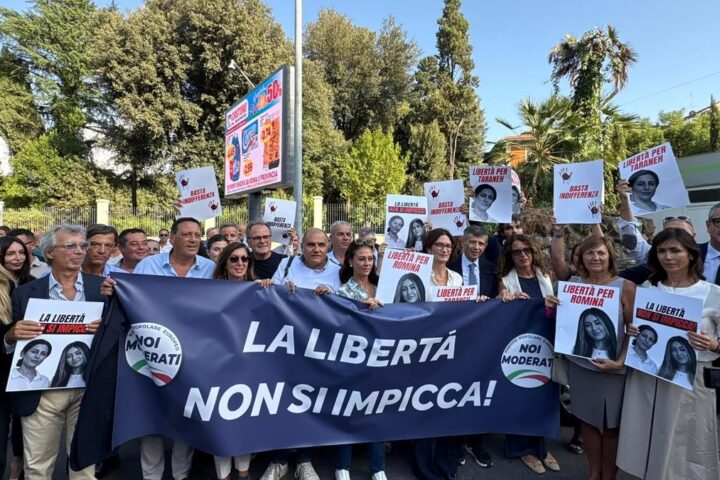 Protesta a Roma davanti all'ambasciata iraniana per i diritti di Taraneh e Romina Rahimi