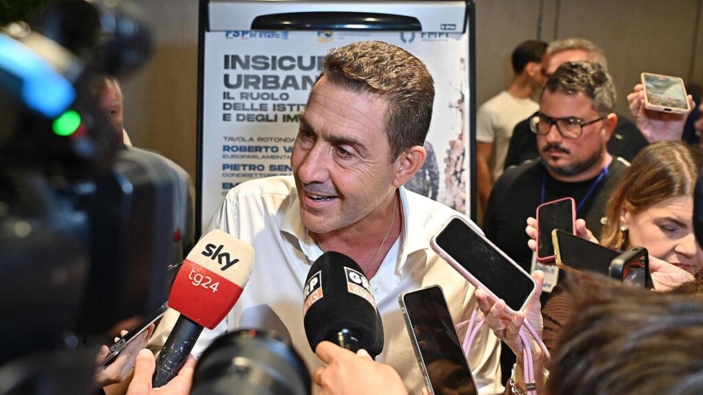 Proteste a Torino contro Vannacci: "Nessun generale per nessuna guerra"