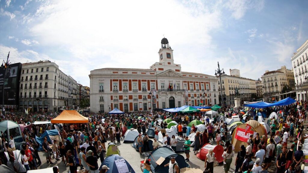 Proteste per il diritto alla casa a Madrid: centinaia in accampamento a Puerta del Sol