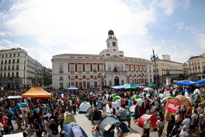 Proteste per il diritto alla casa a Madrid: centinaia in accampamento a Puerta del Sol