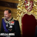 Re Haakon VIII giura davanti al parlamento di Oslo, assente la regina Mette-Marit per complicazioni di salute