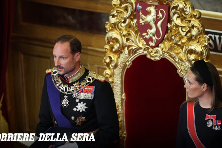 Re Haakon VIII giura davanti al parlamento di Oslo, assente la regina Mette-Marit per complicazioni di salute