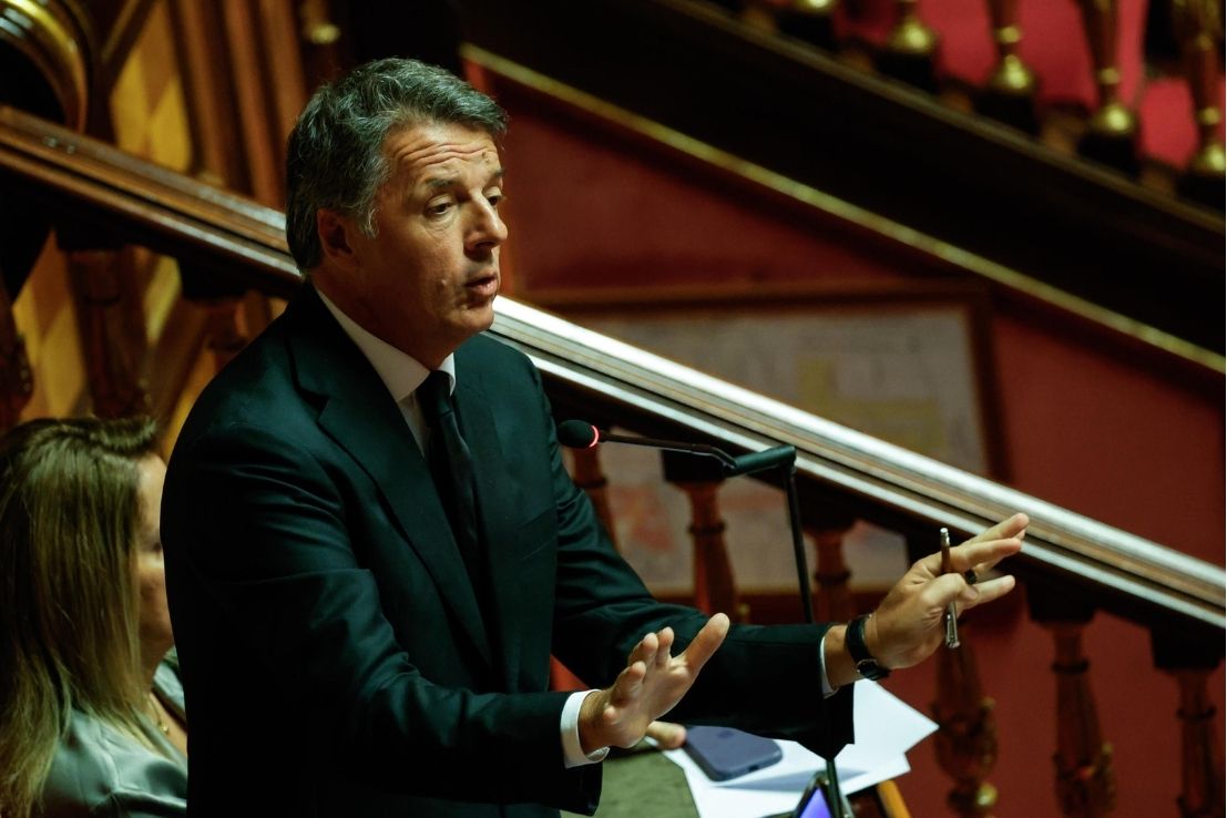 Renzi attacca Meloni sul bollo auto: «Una leader che aggredisce e copia»